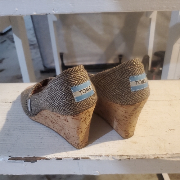 Toms wedges size 6 textured pattern - Picture 2 of 2